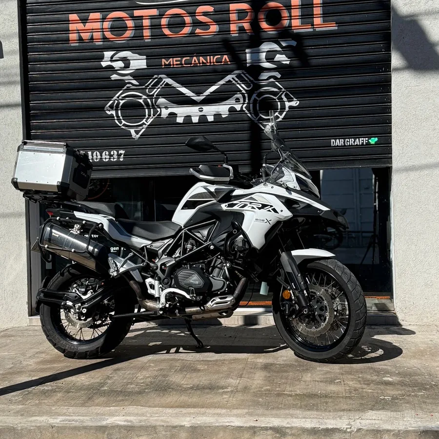 Benelli TRK 502 blanca frente al taller Motos Roll