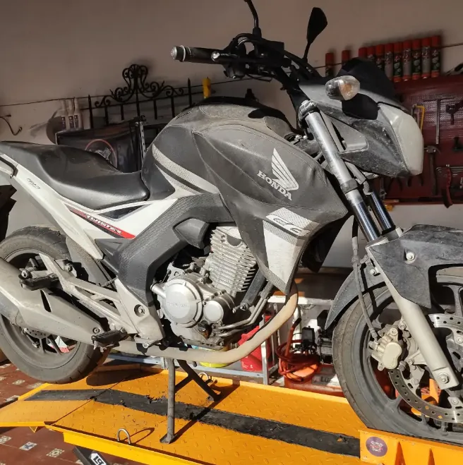 Honda CB sobre el elevador
