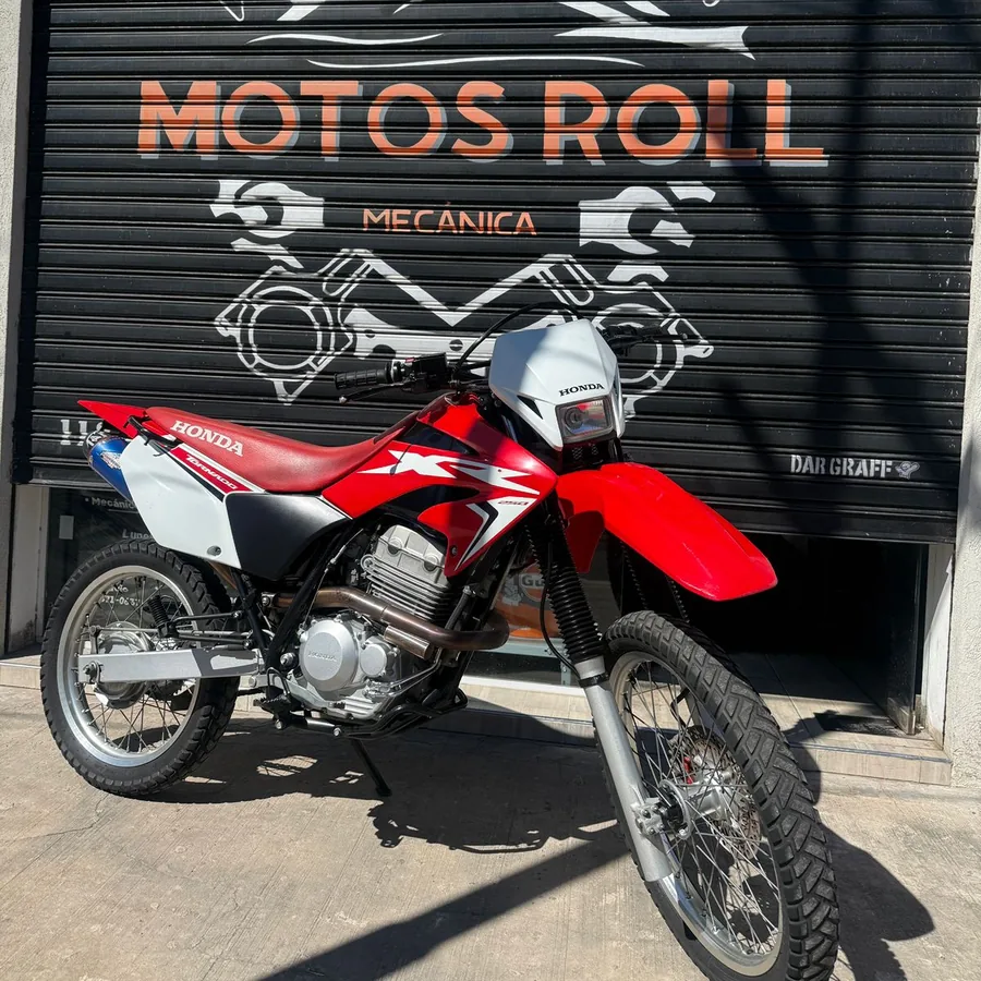 Honda XR 250 Tornado frente al taller Motos Roll