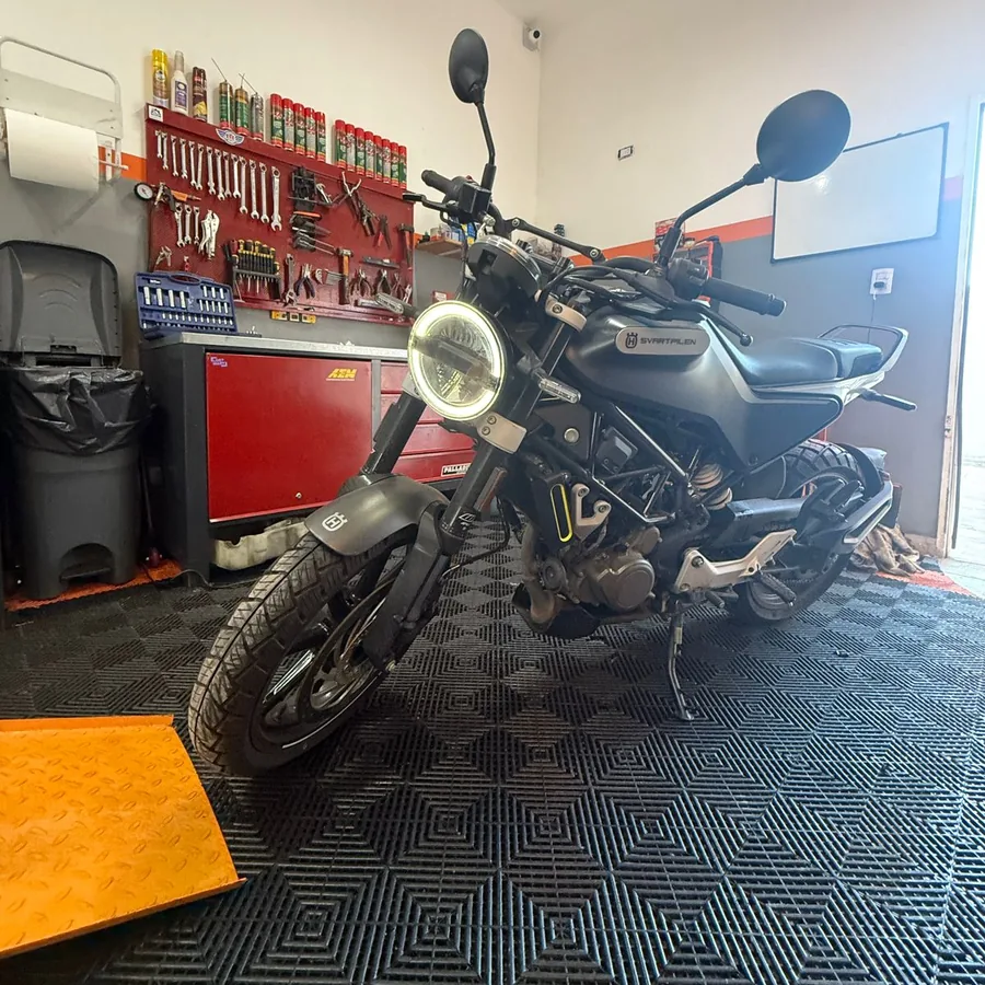 Husqvarna Svartpilen 200 en el taller Motos Roll