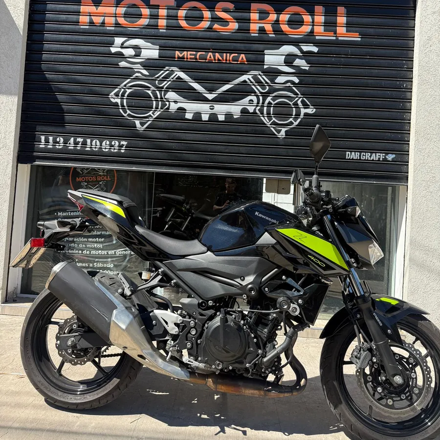 Kawasaki Z400 frente al taller Motos Roll