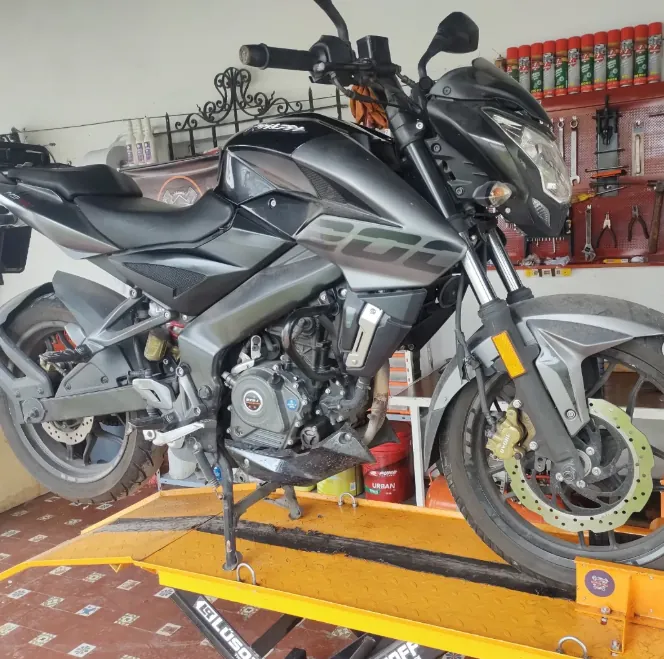 Bajaj Rouser 200 en mantenimiento