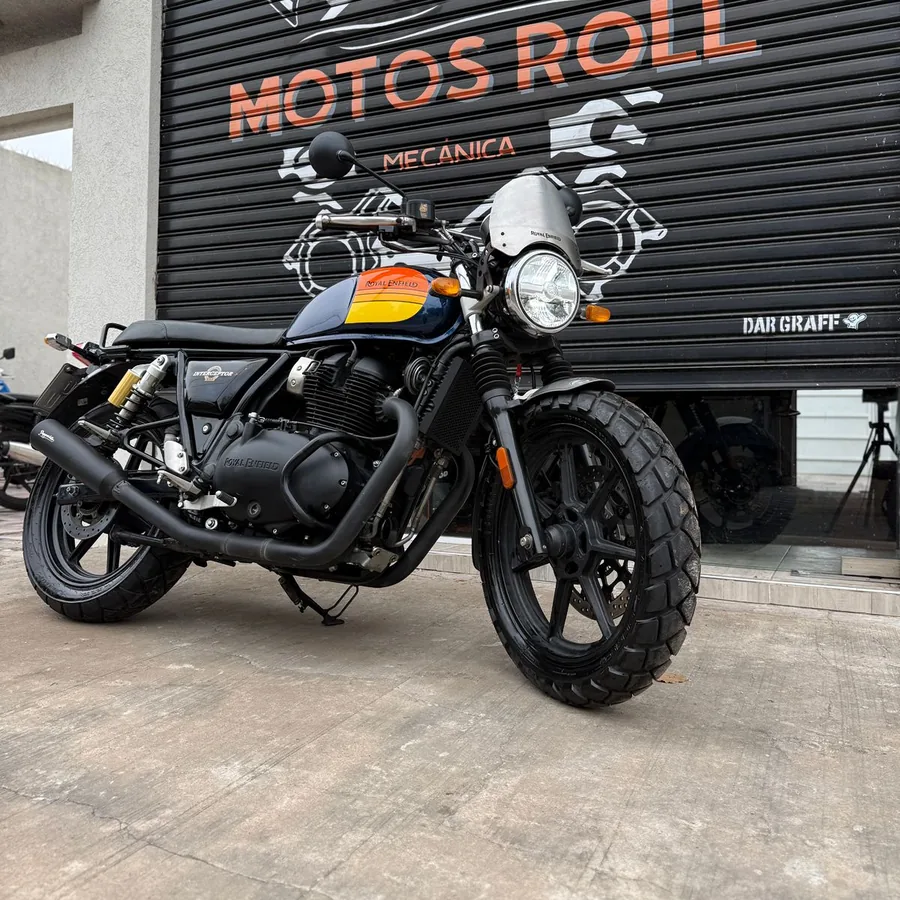 Royal Enfield Interceptor frente al taller Motos Roll en Ituzaingó