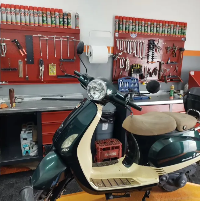 Interior del taller Motos Roll con herramientas ordenadas