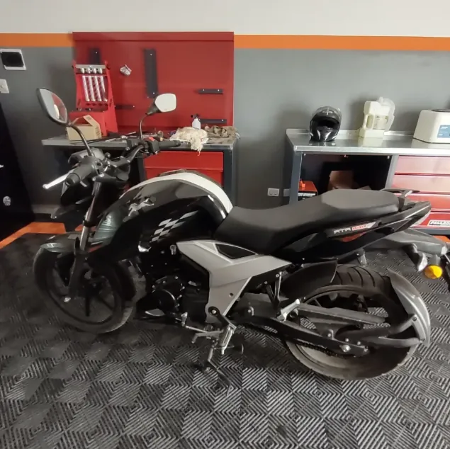 TVS Apache RTR en el taller