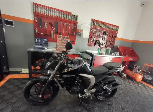Yamaha FZ en el taller